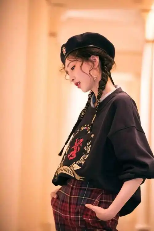 泰妍的浅发色和麻花辫搭配,仙气十足.