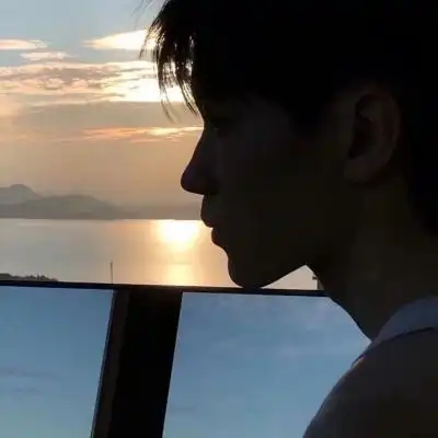 ins小清新文艺范男头让月亮瞄准_男生头像_我要个性网