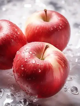 三个红苹果 带水珠的苹果