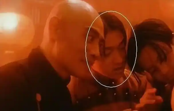 大学毕业前,他只在电影《霸王别姬》里演过一个打酱油的嫖客角色.