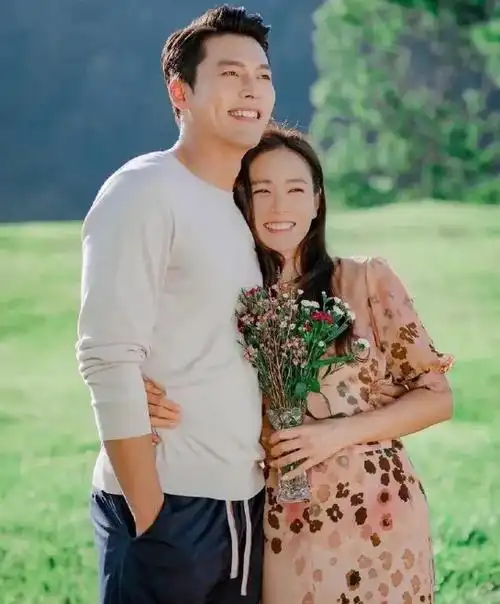 贤在ins分享了两张婚礼花絮照片,不得不说和孙艺珍玄彬的结婚照太像了