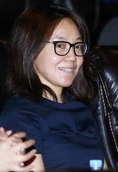 闫妮素颜也太真实了,就算年纪大了,但脸蛋仍然紧致没皱纹