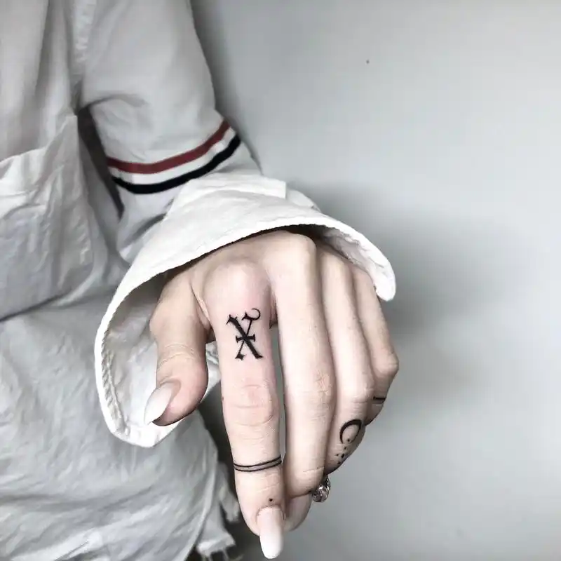 推荐 96小姐姐想在手指上纹身,所以就帮她设计了整个手部的手指纹身