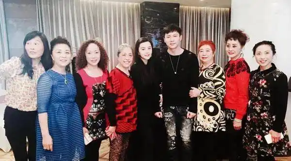 刘亦菲晒全家福竟是家族最丑?看见吴尊家的才真的被吓到!