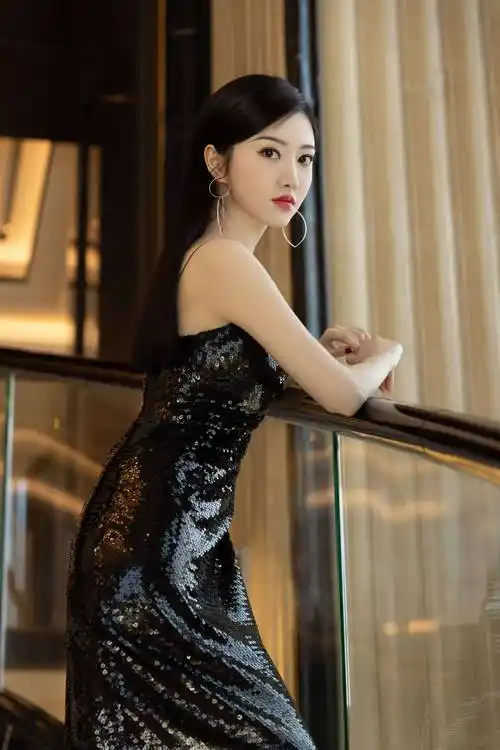 景甜吊带连衣裙性感写真