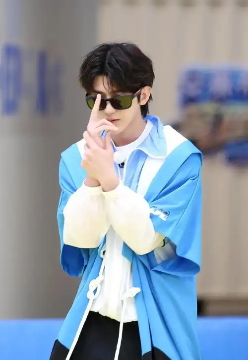 消息蔡徐坤奔跑吧剧照出炉见到玩偶就走不动道的蔡三岁