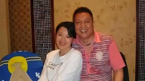 或许是因为王为念为她所做的一切而感动,小香玉和他确定了恋爱关系