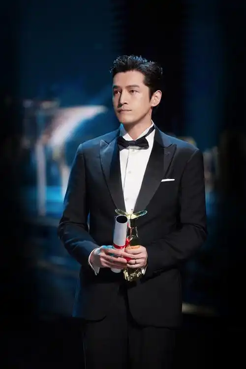 剃了胡子的胡歌