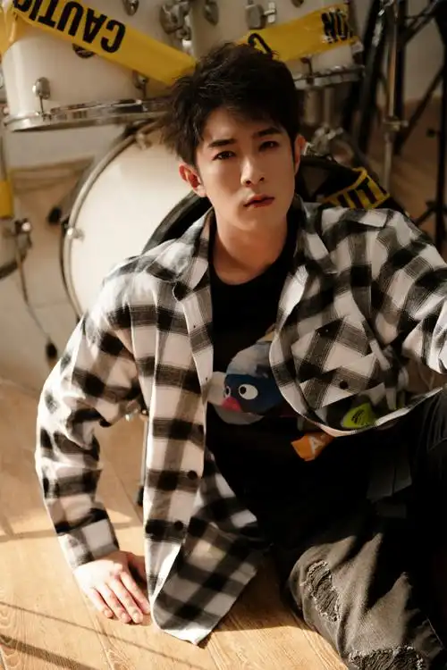 季肖冰格子衬衫帅气写真图片79