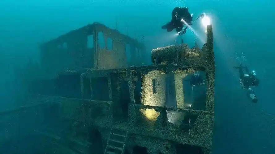 不瞄准现代的普通沉船,反而瞄准这些在海水里被严重腐蚀的二战沉船呢?