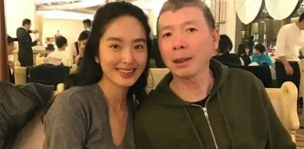 90后女演员与男友相差30岁,当街拥吻示爱,正纠结去不去上大学_杨采钰