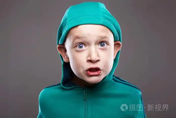 滑稽的男孩在敞篷.大耳朵可爱的孩子.滑稽的鬼脸情感孩子