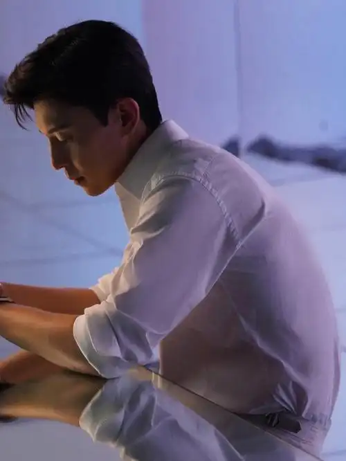 我上班都动力满满啦#邓伦  #西装杀  #侧颜ps:瞎猜p1p2是宝格丽?