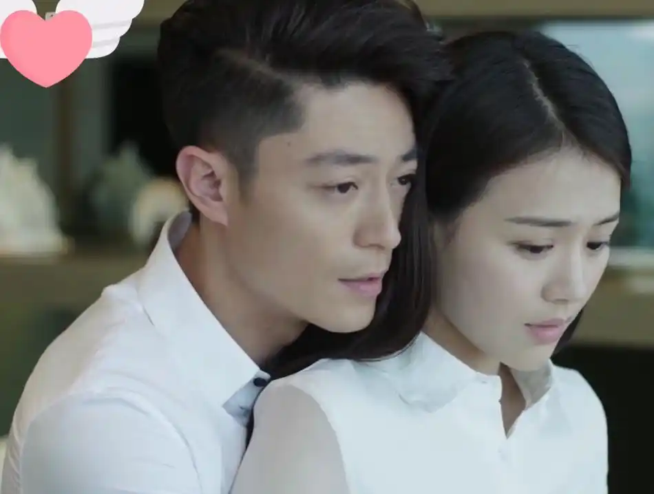 马思纯与男友素颜出门约会,被张哲轩从背后搂抱,两人有夫妻相