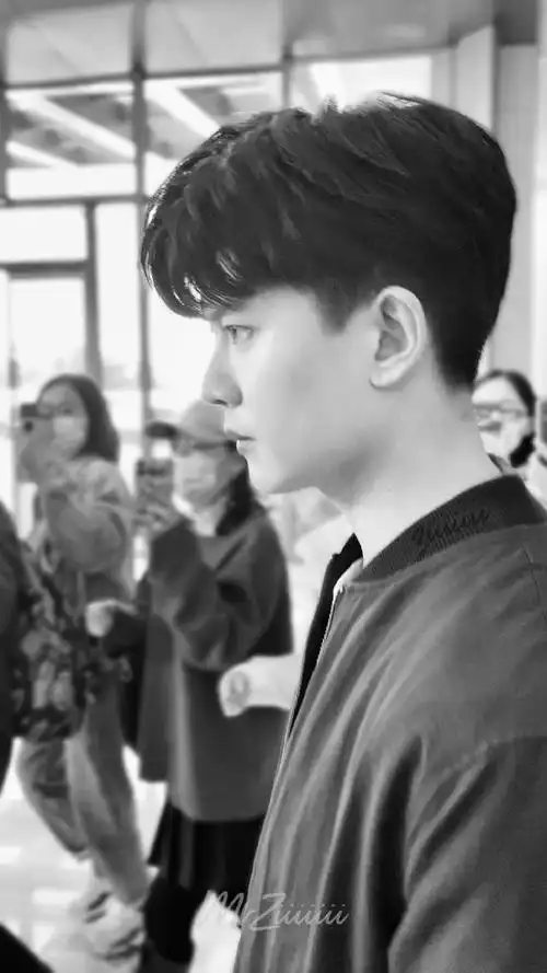 任嘉伦都市剧现代装侧颜路透分享 i川i辰能认出你们的pick吗?