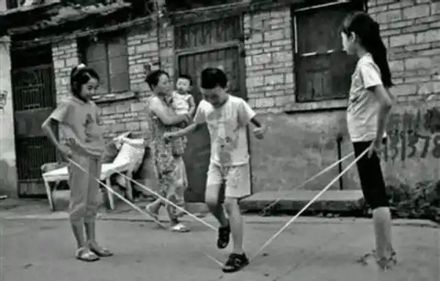 70年代人的童年回忆,简单而廉价的玩具一样带来属于这个年代人的童年