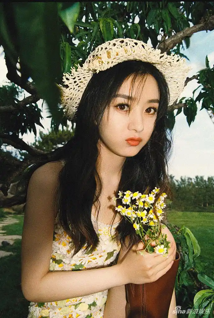 赵丽颖夏日写真甜美宛如林中精灵