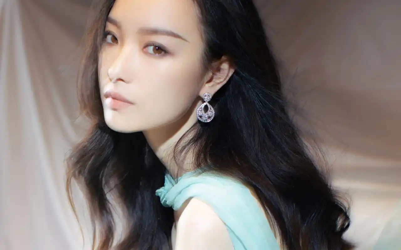 倪妮性感迷人写真桌面壁纸