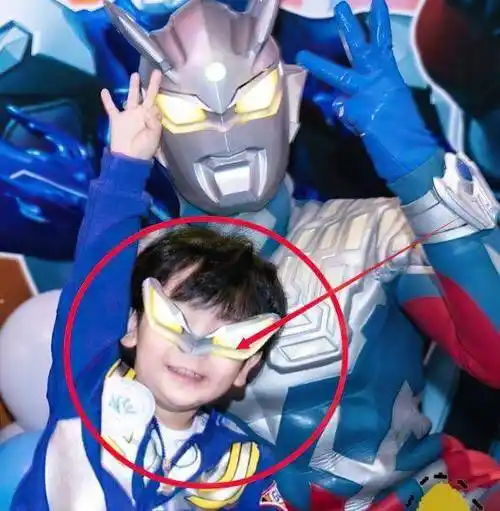 为证baby没整容,粉丝扒小海绵正脸照,看清后网友言欠她一个道歉_孩子