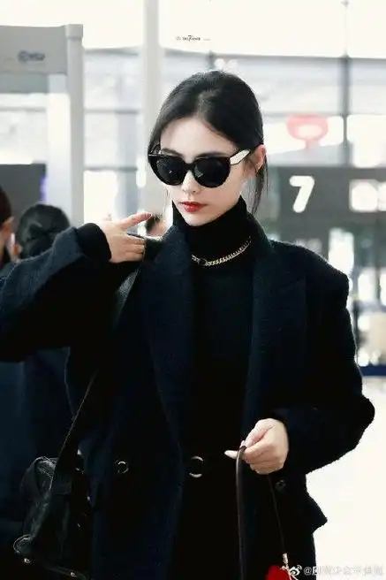 许佳琪最新机场饭拍 全黑造型气场拉满,高级感拿捏了……|许佳琪_新浪