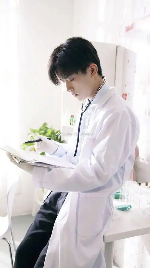 易烊千玺cos医生画家摄影师,每个角色都帅到想舔屏!