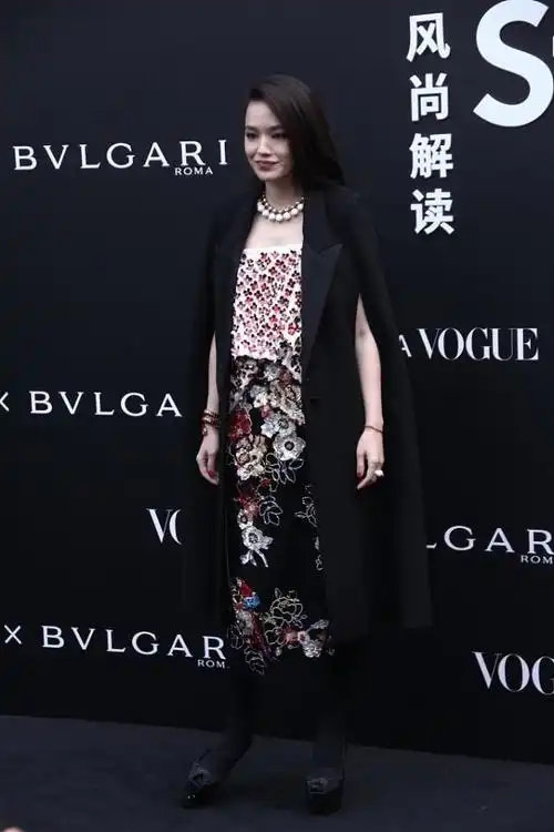 舒淇的脸上真是一点肉都没有,笑起来的时候,感觉皮肤|