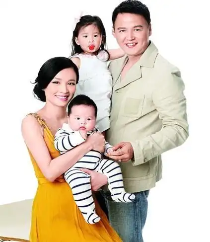 张庭产后回复迅速携老公宝贝登杂志封面