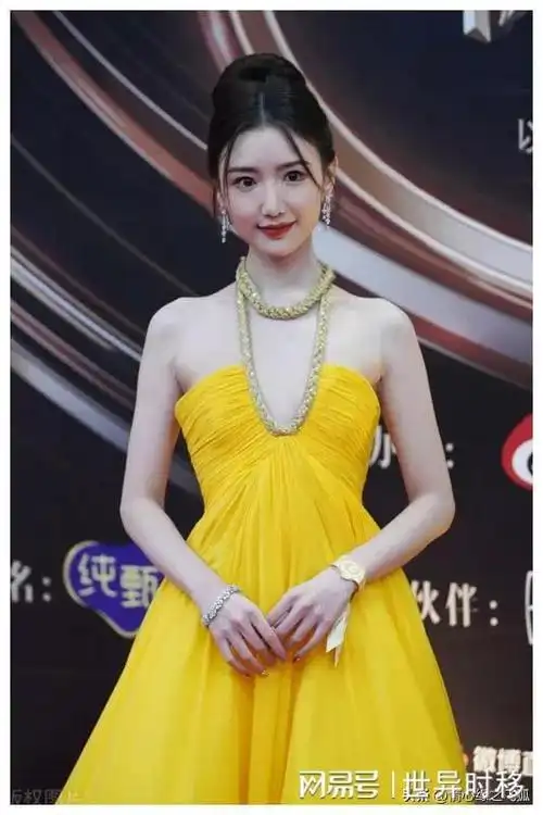 毛晓彤身穿黄色v领礼服裙亮相2022微博之夜红毯