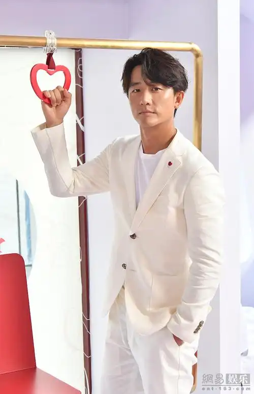 太会撩黄轩穿帅气白西装对镜头微笑比心