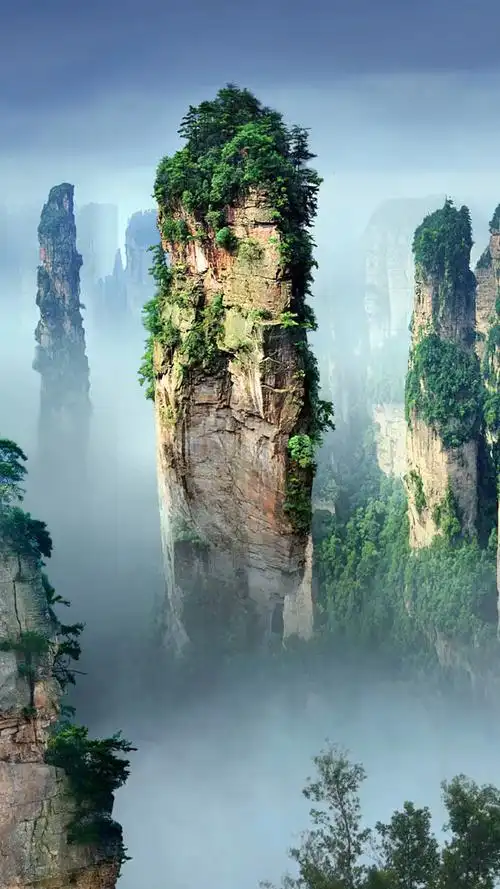 名山高耸入云端,奇峰异石迷人眼,清溪鸣咽谷壑间,万物生息百乐园,云雾