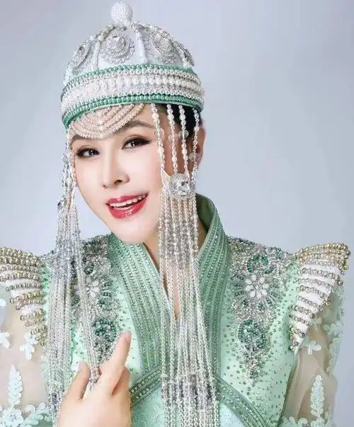 歌手乌兰托娅与乌兰图雅:你以为音译不同?其实根本就是两个人