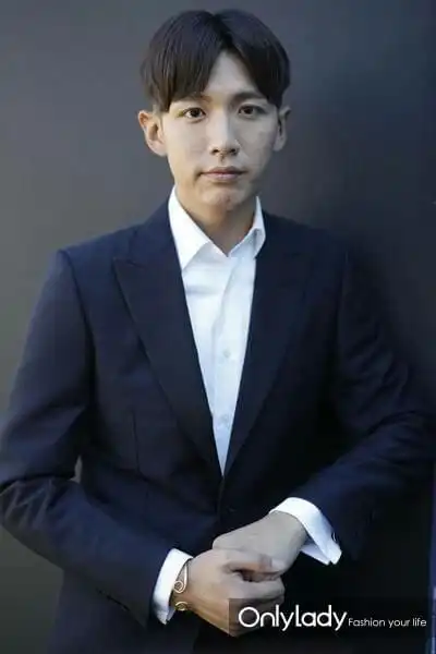 真的有点毁童年的feel↓但是现在的柯震东已经长成了这样满满的青春