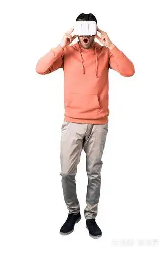 全身的人穿着粉红色的运动衫使用vr眼镜孤立的白底虚拟现实体验