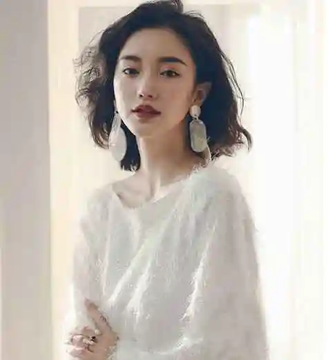 像这样,将短发烫出大波浪卷度打造出蓬松小凌乱美感,不仅很修颜还能其