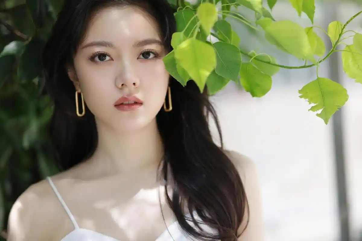 赵今麦,白色吊带裙唯美写真图集