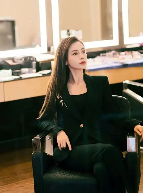 baby不演戏更受欢迎!穿一身黑西装霸气亮相,金属扣子增加华丽感