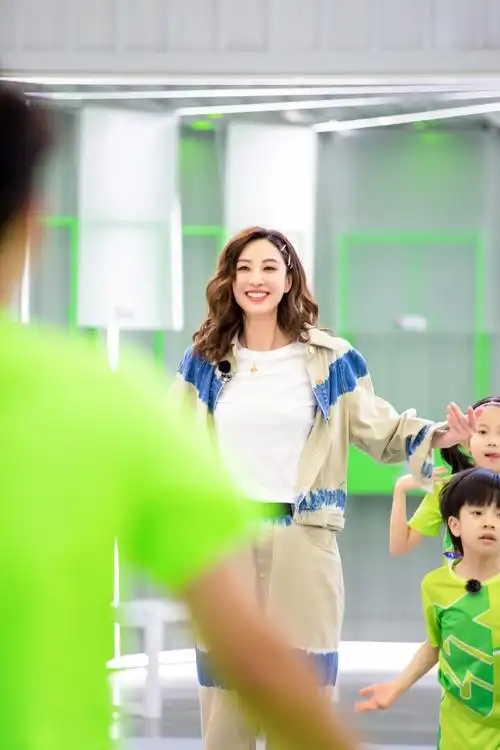 《小巨人运动会》郑希怡高马尾超减龄 黄色卫衣搭配小雏菊耳环活力