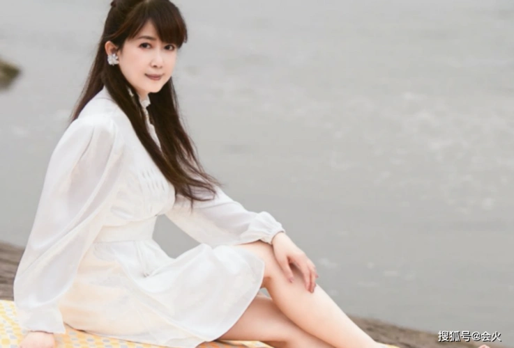 孟庭苇写真照曝光!齐刘海小白裙尽显年轻,皮肤光滑似剥壳鸡蛋_照片