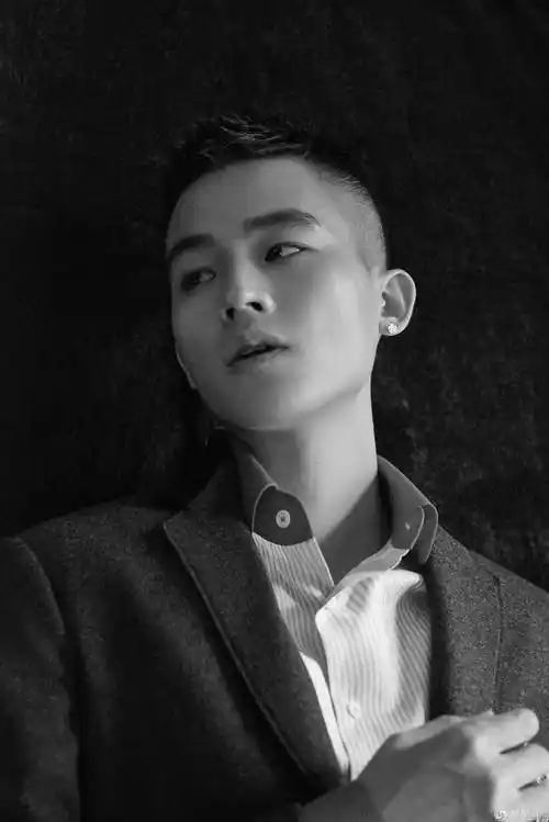 1/6 近日,欧豪黑白写真曝光,一身简约西装演绎冬日质感时尚.