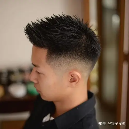 飞机头可以说是打造型男的最好发型了,生活中很多普普通通的男士,只要