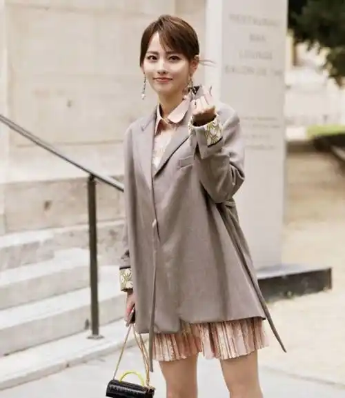 但如果有些女生觉得这样的套装穿在身上很像职业工装,可以模仿张嘉倪