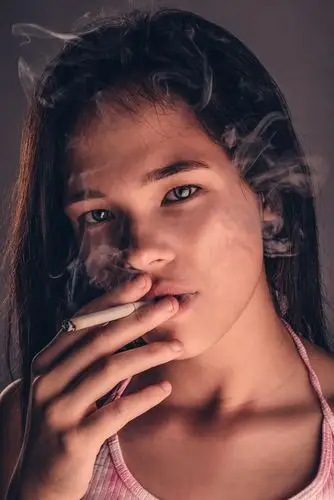 女人吸烟的照片photo of woman smoking cigarette