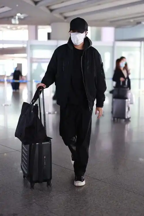 刘恺威现身外穿黑色夹克下搭黑色裤子这么酷一点都不显老