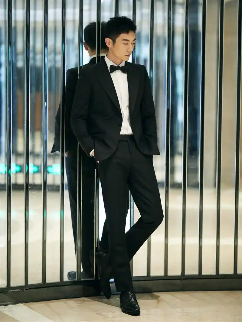 34岁朱亚文,穿西装戴眼镜,文质彬彬成行走的荷尔蒙!