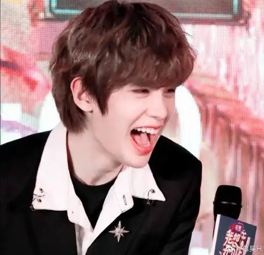 黄明昊超话#黄明昊图片#分享泰菲笑的图片真的是实名制心动(昊哥要