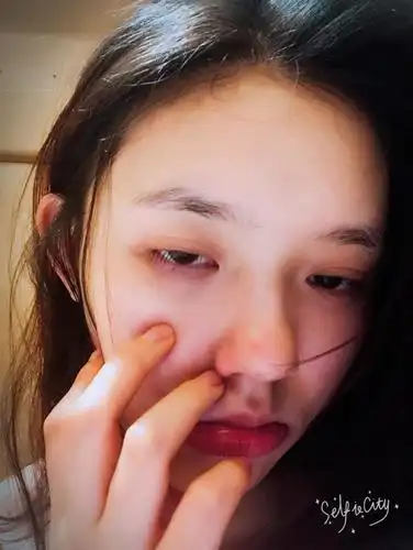 [3月13日]林允肌肤娇嫩歪头甜笑 卖萌搞怪似少女[9p]