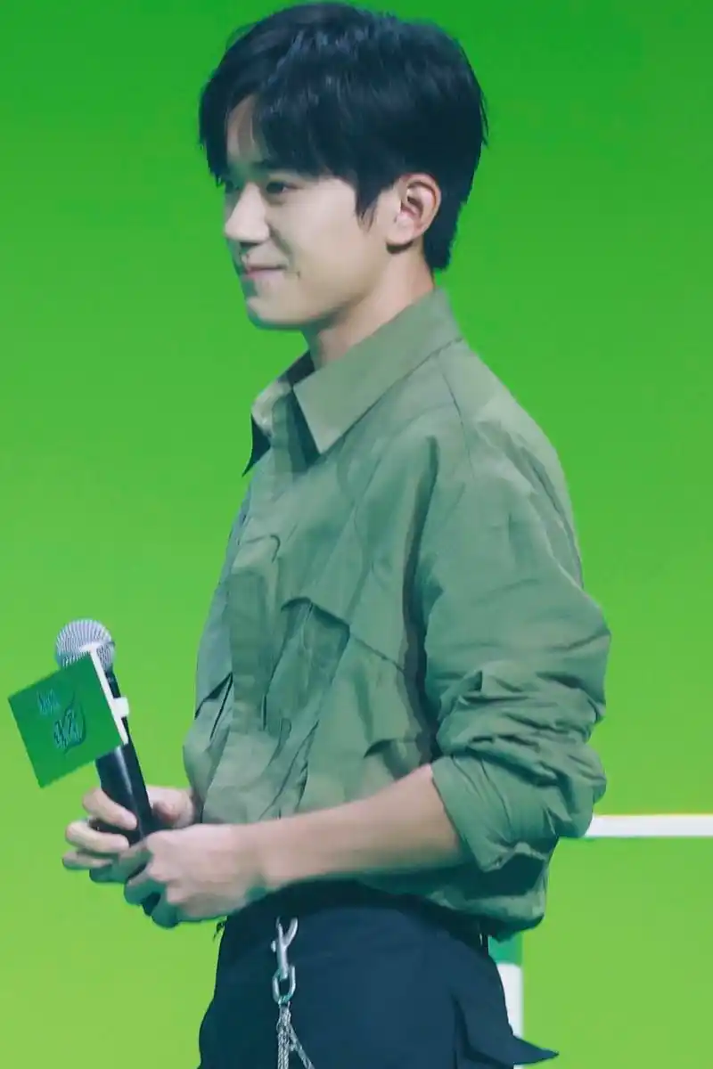 易烊千玺# 让清新活力,"易"路相伴!