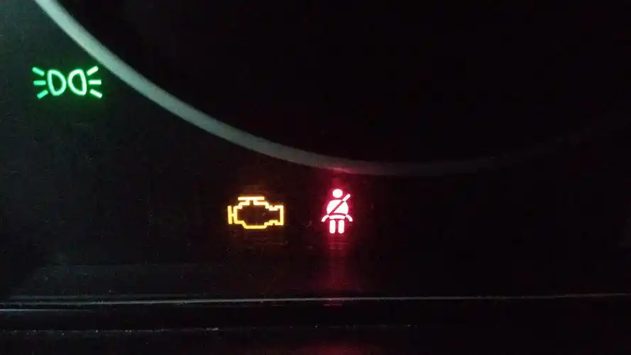 汽车发动机故障灯亮了怎么办?能够继续行驶吗?