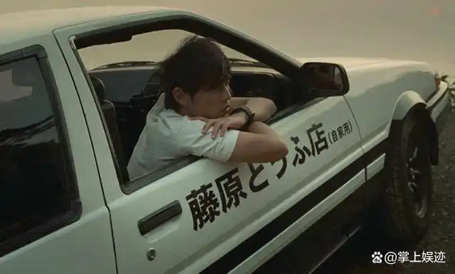 故事以山道飙车为题材,讲述了男主角藤原拓海接受各地外来车手的挑战