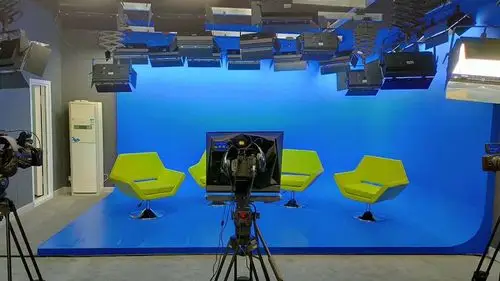 那么大的场地;2,以"虚拟"场景取代道具实景,现场布景由蓝箱/绿箱取代